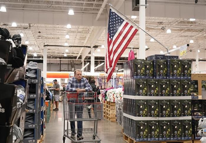 Người tiêu dùng mua sắm tại siêu thị ở California, Mỹ. Ảnh: THX/TTXVN