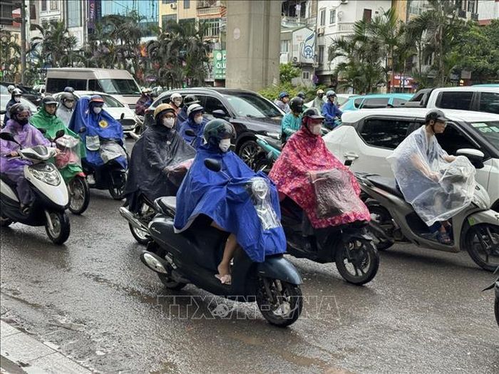 Mặt đường trơn ướt, lưu lượng phương tiện tăng cao khiến dòng xe di chuyển chậm. Ảnh: Quốc Lũy/TTXVN.