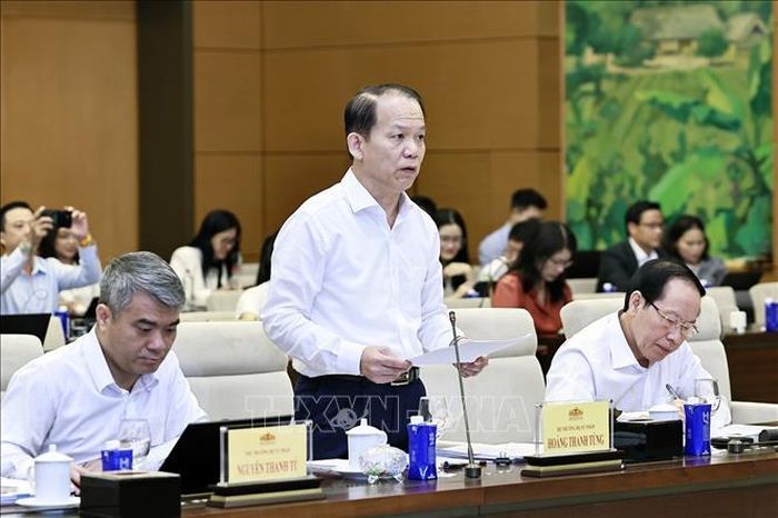 Bộ trưởng Bộ Tư pháp Hoàng Thanh Tùng thuyết trình về nội dung cơ bản của dự thảo. Ảnh: Doãn Tấn/TTXVN