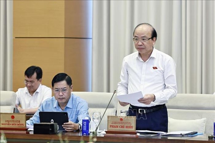 Chủ nhiệm Ủy ban Pháp luật và Tư pháp của Quốc hội Phan Chí Hiếu trình bày tóm tắt báo cáo thẩm tra sơ bộ, đề xuất các vấn đề cần Quốc hội tập trung thảo luận. Ảnh: Doãn Tấn/TTXVN
