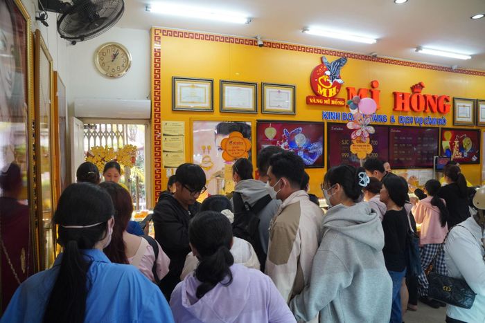 Người dân đang bán vàng theo tâm lý đám đông tại một cửa hàng vàng trên địa bàn TP Hồ Chí Minh trong ngày 28/7.