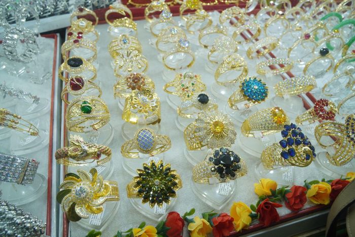 Các mặt hàng trang sức bằng vàng được bày bày khá bắt mắt. Ảnh: Nguyễn Hoàng/Báo Tin tức và Dân tộc