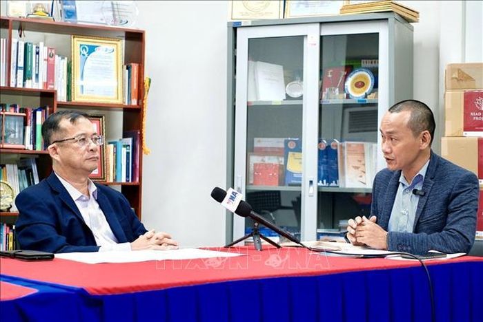 Phó Giáo sư, Tiến sĩ Neak Chandarith, Viện trưởng Viện Nghiên cứu Quốc tế và Chính sách công (IISPP), Đại học Hoàng gia Phnom Penh (RUPP) trả lời phỏng vấn phóng viên TTXVN tại Phnom Penh. Ảnh: Quang Anh/PV TTXVN tại Campuchia