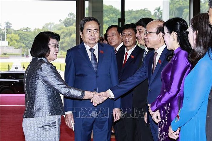 Chủ tịch Quốc hội Campuchia Samdech Khuon Sudary với thành viên đoàn Việt Nam. Ảnh: Doãn Tấn/TTXVN