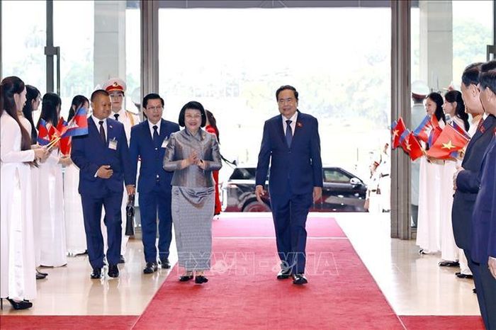 Chủ tịch Quốc hội Trần Thanh Mẫn đón Chủ tịch Quốc hội Campuchia Samdech Khuon Sudary thăm chính thức Việt Nam. Ảnh: Doãn Tấn/TTXVN