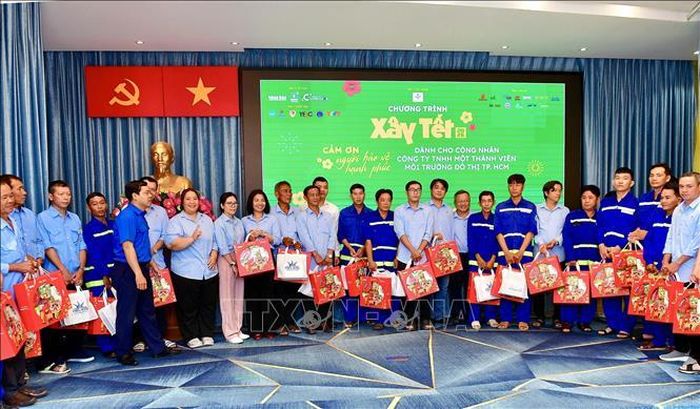 Công nhân vệ sinh môi trường Thành phố Hồ Chí Minh nhận quà Tết năm 2026 từ các đơn vị tài trợ. Ảnh: TTXVN phát