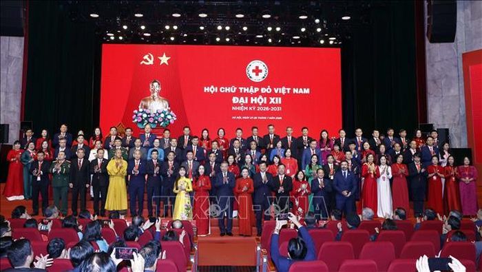 Tổng Bí thư, Chủ tịch nước Tô Lâm và các đại biểu chụp ảnh chung với Ban Chấp hành Hội Chữ thập đỏ Việt Nam khóa XII. Ảnh: Thống Nhất/TTXVN.