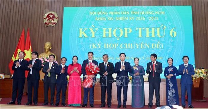Lãnh đạo Tỉnh ủy, HĐND, UBND, Ủy ban MTTQ Việt Nam tỉnh Quảng Ngãi chúc mừng tân Chủ tịch UBND tỉnh Nguyễn Đức Tâm.
