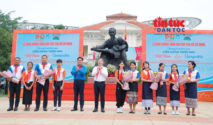 Lãnh đạo TP Hồ Chí Minh tặng hoa chúc mừng đại diện thiếu nhi Việt Nam - Lào - Campuchia.