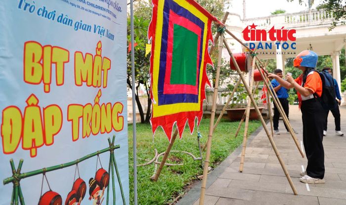 Các thiếu nhi trải nghiệm các trò chơi dân gian đặc trưng của văn hóa Việt Nam tại liên hoan.
