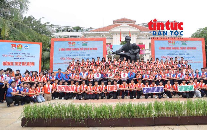 Lãnh đạo TP Hồ Chí Minh, các đại biểu thiếu nhi cùng cán bộ phụ trách đến từ đoàn đại biểu của Việt Nam, Lào và Campuchia.