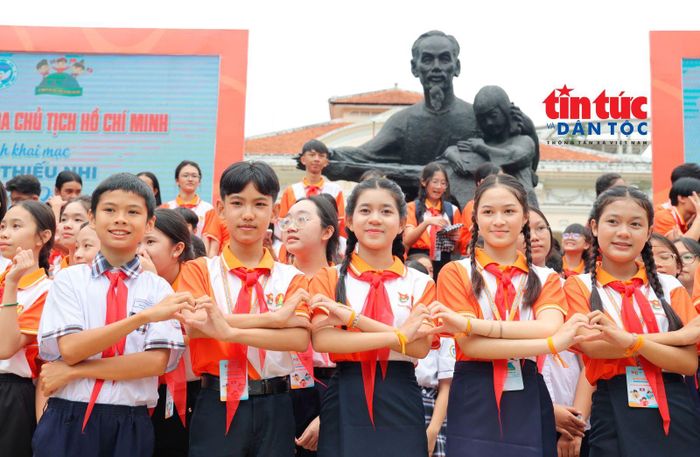 Thiếu nhi Việt Nam - Lào - Campuchia trước tượng đài Bác Hồ với thiếu nhi.