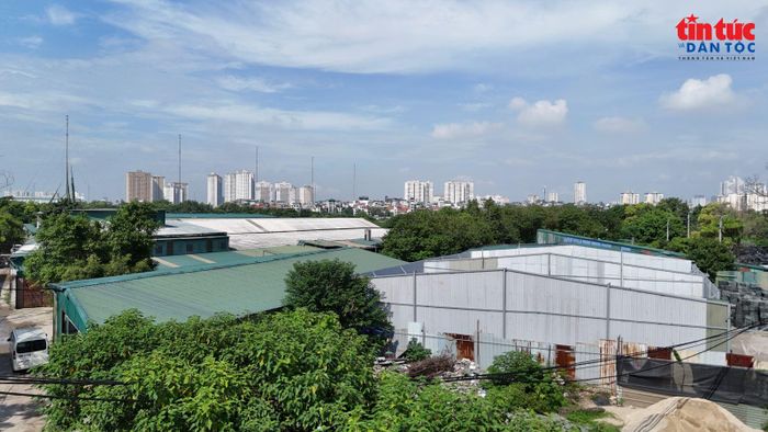 Nhiều nhà xưởng đang được xây dựng dở dang.