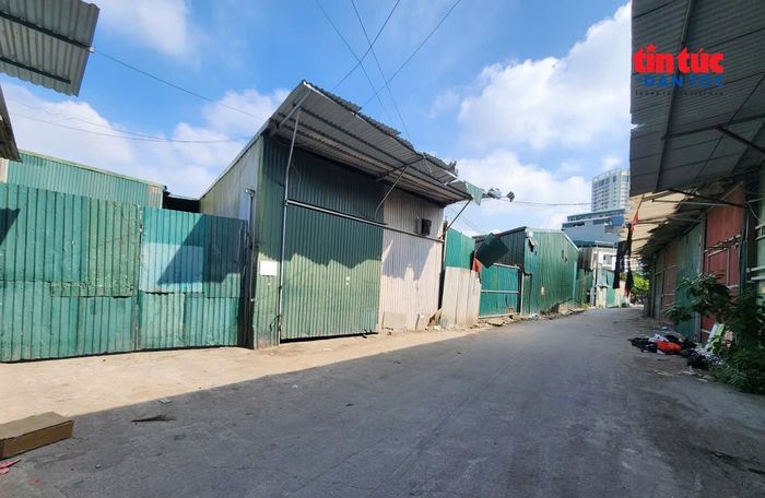 Cũng giống như khu nhà xưởng bị cháy ngày 25/7, phần lớn khu nhà xưởng bên trong thôn Triều Khúc được làm trên đất nông nghiệp.