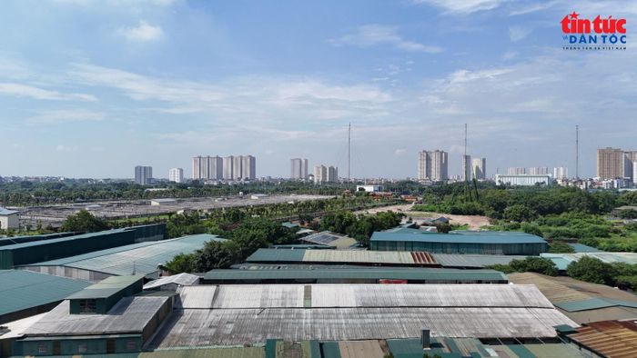 Khu nhà xưởng quây tôn trong thôn Triều Khúc chỉ cách hiện trường vụ cháy không xa.