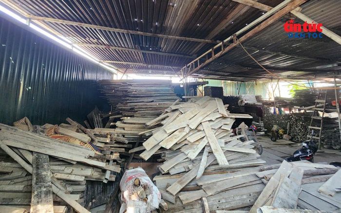 Bên trong khu nhà xưởng lụp xụp chứa nhiều vật liệu dễ cháy. Trong khi đó các tuyến đường đi vào đây rất khó khăn, nếu xảy ra hỏa hoạn gây khó khăn cho lực lượng cứu hộ, cứu nạn.