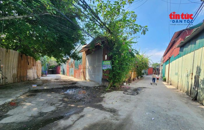 Sau vụ cháy lớn ngày 25/7, bên ngoài khu nhà xưởng đóng cửa kín mít nhưng vẫn có tiếng máy móc hoạt động bên trong.
