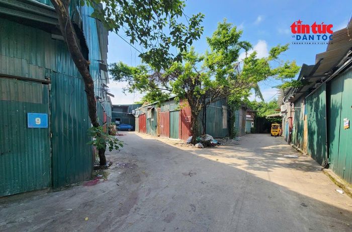 Các ngõ ngách với những căn nhà xưởng quây tôn trở thành nét đặc trưng của khu vực này.