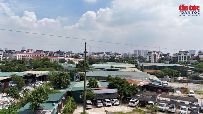 Chỉ vài tháng trước, vào cuối tháng 3/2026, một xưởng gỗ quây tôn tại phường Thanh Liệt, cách hiện trường vụ cháy ngày 25/7 khoảng 1 km, cũng bốc cháy dữ dội, khiến 1 người tử vong.