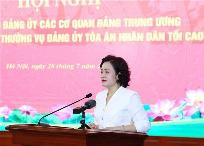 Đồng chí Nguyễn Hải Trâm, Ủy viên Trung ương Đảng, Phó Bí thư Thường trực Đảng ủy, Phó Chánh án Tòa án nhân dân tối cao trình bày báo cáo tại hội nghị. Ảnh: Phương Hoa/TTXVN