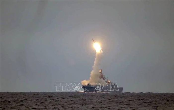 Tên lửa siêu thanh Zircon của Nga được phóng thử nghiệm từ tàu khu trục Đô đốc Gorshkov năm 2021. Ảnh minh họa: TASS/TTXVN