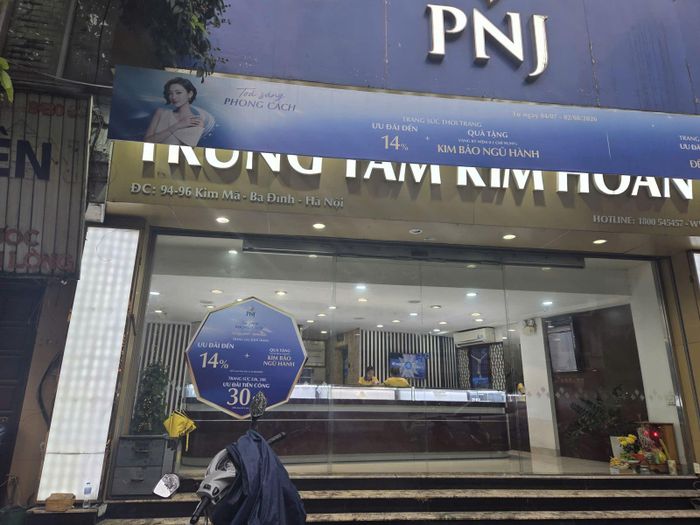 Một cửa hàng của hệ thống Công ty vàng bạc đá quý Phú Nhuận (PNJ) tại Hà Nội khá vắng vẻ.