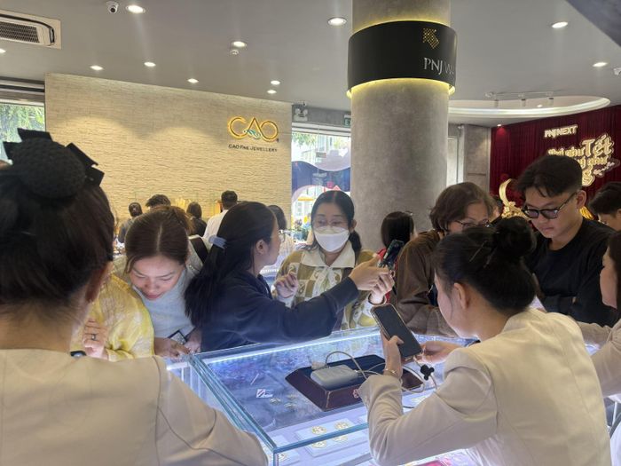 Người dân đến bán vàng tại một cửa hàng hệ thống PNJ tại TP Hồ Chí Minh.