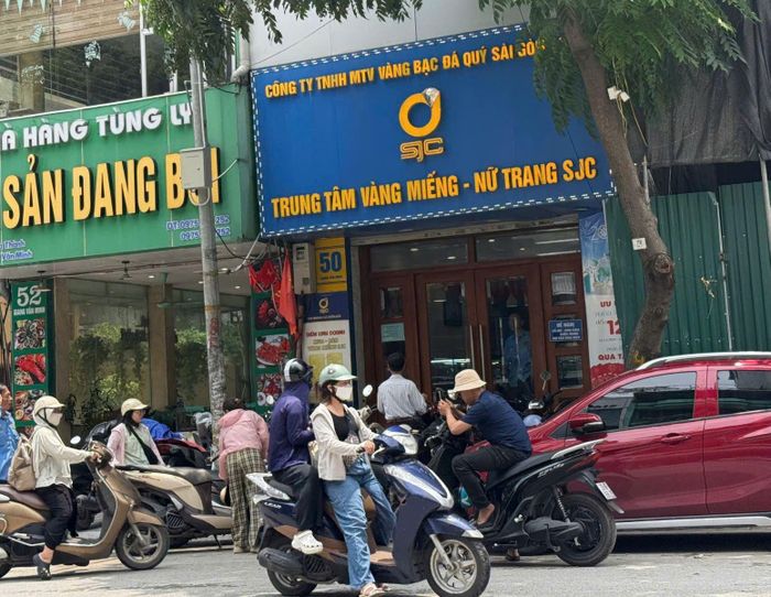Cửa hàng kinh doanh vàng bạc đá quý Sài Gòn (SJC) tại Hà Nội không đông khách như TP Hồ Chí Minh.