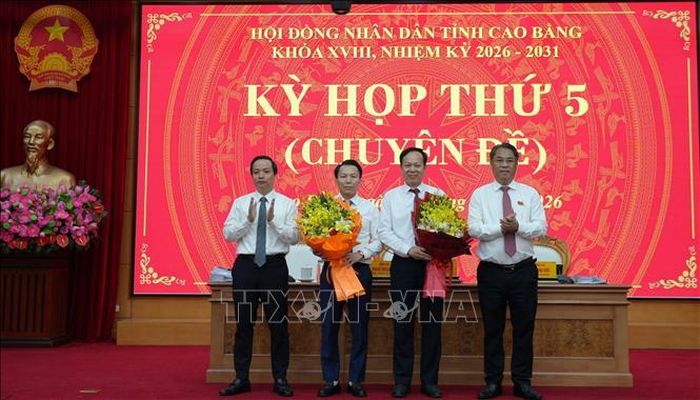Lãnh đạo tỉnh Cao Bằng tặng hoa chúc mừng ông Lương Tuấn Hùng.