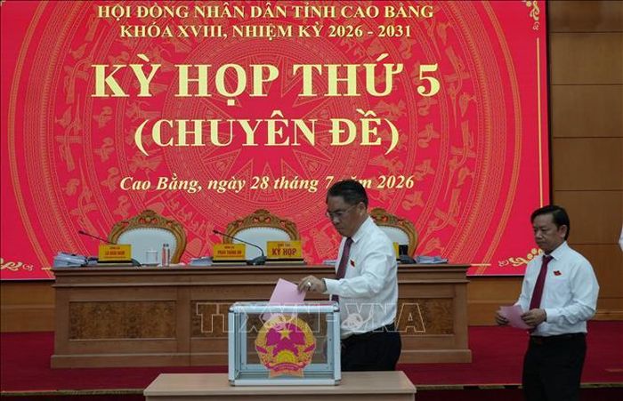 Các đại biểu bỏ phiếu bầu Phó Chủ tịch UBND tỉnh Cao Bằng.