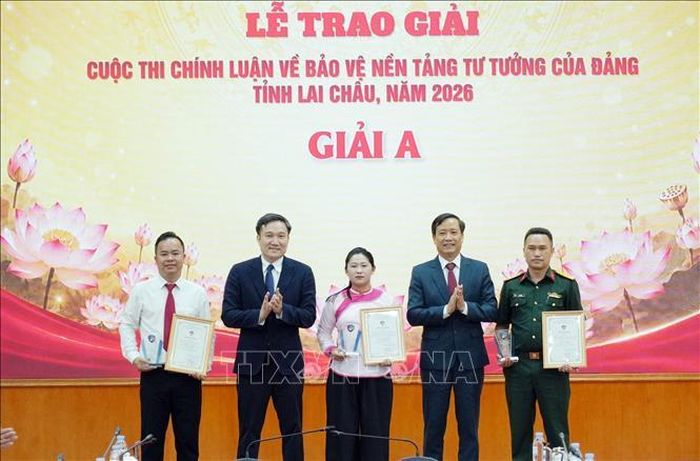 Phó Bí thư Thường trực Tỉnh ủy Lai Châu Nguyễn Tuấn Anh và Trưởng Ban Tuyên giáo và Dân vận Tỉnh ủy Lê Đức Dục trao giải A cho các tác giả, nhóm tác giả.