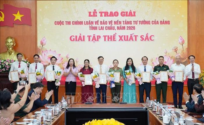 Ban tổ chức trao giải Tập thể xuất sắc cho các đơn vị tham gia cuộc thi.