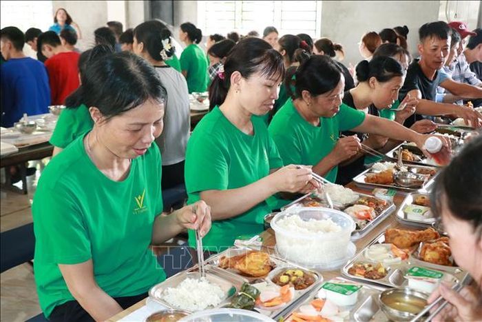Bữa cơm công đoàn của công nhân Công ty TNHH Vĩ Thịnh, phường Thành Nam (Ninh Bình).