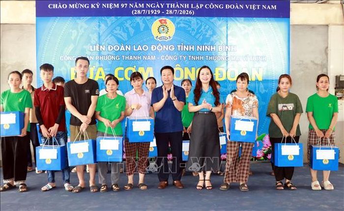 Lãnh đạo Liên đoàn Lao động tỉnh Ninh Bình tặng quà cho công nhân có hoàn cảnh khó khăn.