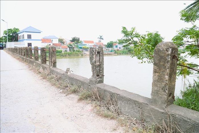 Có nhiều vị trí, hệ thống lan can bảo vệ người và phương tiện tham gia giao thông đã bị gãy đổ. Ảnh: Xuân Tiến/TTXVN