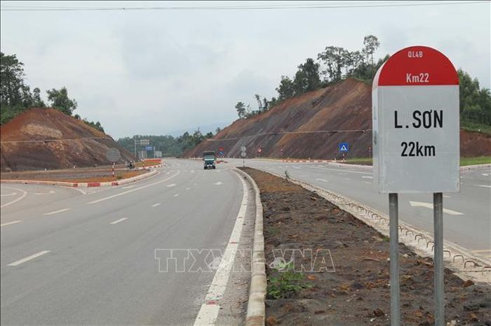 Những taluy dương tại nút giao ngã tư Lạng Sơn – Quảng Ninh – Lộc Bình – Chi Ma trên quốc lộ 4B chưa được gia cố bằng bê tông, dễ gây sạt lở đất xuống lòng đường.