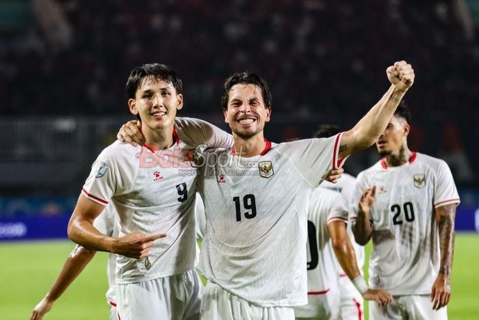 Thom Haye (bên phải) và Mitchell Baker ăn mừng trong trận đấu thuộc bảng A ASEAN Championship 2026 giữa đội tuyển Indonesia và đội tuyển Campuchia. Ảnh: Bola Sports