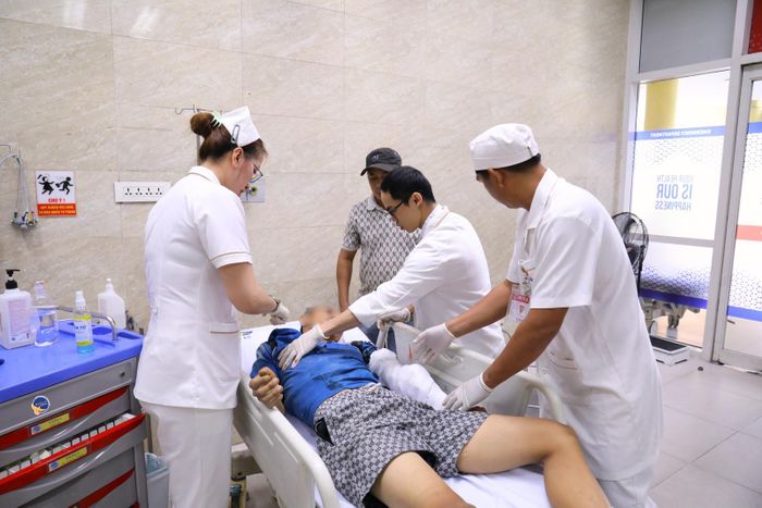 Ê-kíp bác sĩ tiến hành sơ cấp cứu cho nạn nhân vụ tai nạn lao động. Ảnh: BV