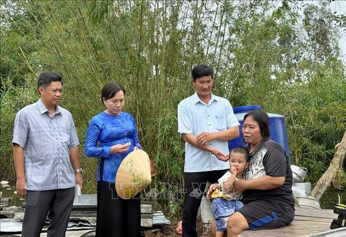 Chính quyền địa phương xã Đá Bạc động viên thăm hỏi người dân bị ảnh hưởng.