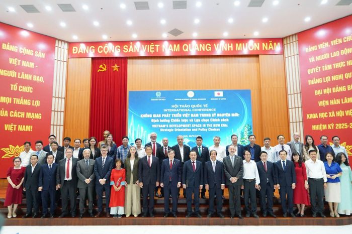 Các đại biểu chụp ảnh lưu niệm tại hội thảo.
