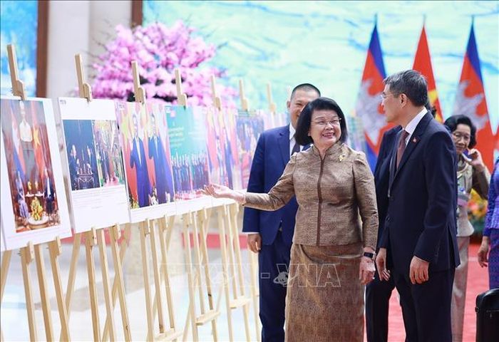 Thủ tướng Lê Minh Hưng và Chủ tịch Quốc hội Campuchia Samdech Khuon Sudary tham quan trưng bày ảnh về quan hệ hợp tác giữa hai nước, do Thông tấn xã Việt Nam thực hiện. Ảnh: Dương Giang/TTXVN