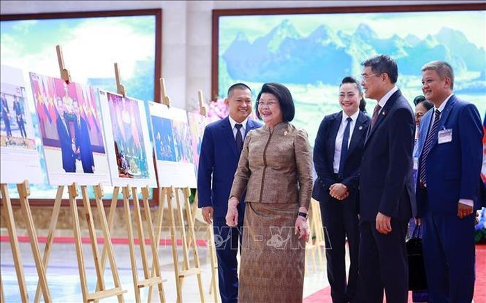 Thủ tướng Lê Minh Hưng và Chủ tịch Quốc hội Campuchia Samdech Khuon Sudary tham quan trưng bày ảnh về quan hệ hợp tác giữa hai nước, do Thông tấn xã Việt Nam thực hiện. Ảnh: Dương Giang/TTXVN