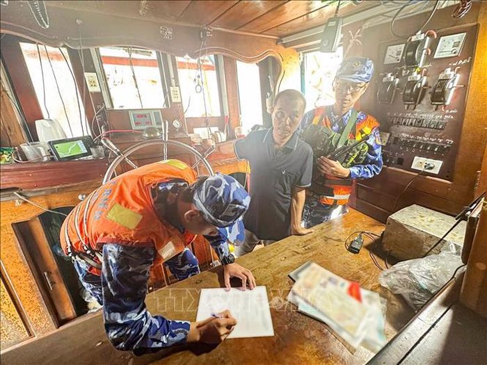Lực lượng chức năng Bộ Tư lệnh Vùng Cảnh sát biển 4 lập biên bản vụ việc. Ảnh: Đức Thái/TTXVN phát