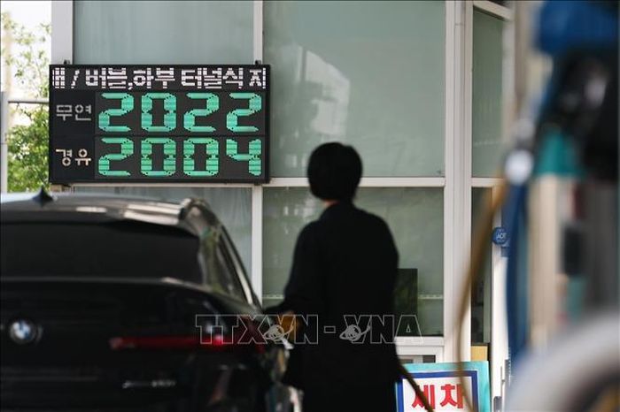 Giá xăng dầu được niêm yết tại trạm xăng ở Seoul (Hàn Quốc) ngày 17/5/2026. Ảnh: Yonhap/TTXVN phát