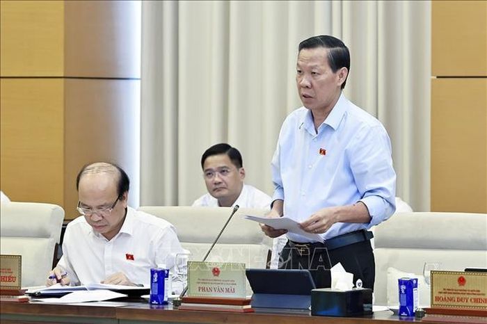 Chủ nhiệm Ủy ban Kinh tế và Tài chính của Quốc hội Phan Văn Mãi trình bày tóm tắt báo cáo thẩm tra sơ bộ, đề xuất các vấn đề cần Quốc hội tập trung thảo luận. Ảnh: Doãn Tấn/TTXVN