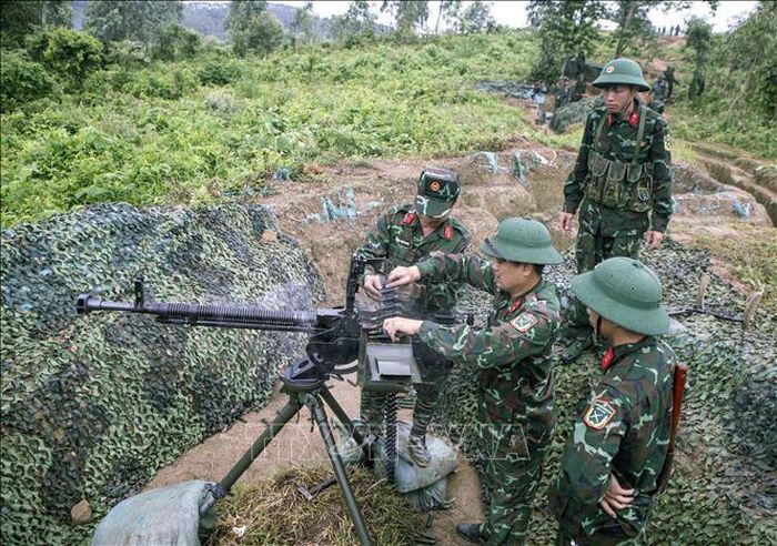 Chiến sĩ khẩu đội súng máy phòng không 12,7mm thực hành bắn mục tiêu. Ảnh: Hoàng Hùng/TTXVN