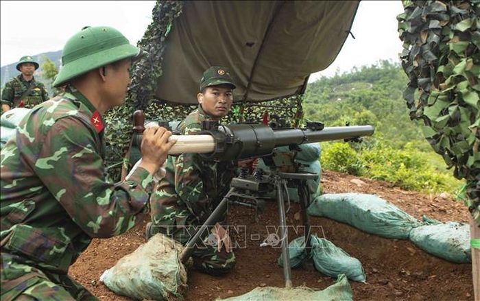 Chiến sĩ nạp đạn súng không giật (DKZ) trong diễn tập chiến thuật có thực hành bắn đạn thật của Sư đoàn 304. Ảnh: Hoàng Hùng/TTXVN