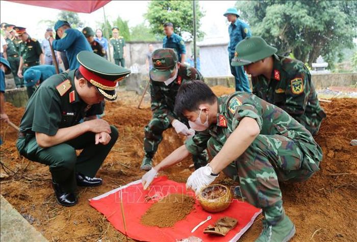 Từng công đoạn khai quật đều được thực hiện hết sức cẩn trọng, tỉ mỉ, bảo đảm giữ gìn nguyên trạng các di vật, mẫu vật và thông tin liên quan phục vụ công tác xác minh. Ảnh: TTXVN phát
