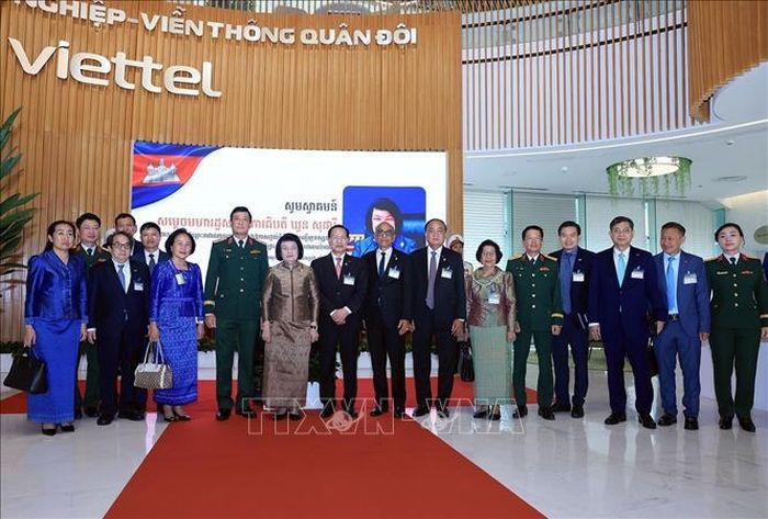 Chủ tịch Quốc hội Campuchia Samdech Khuon Sudary cùng các đại biểu chụp ảnh chung trong chuyến thăm Tập đoàn Công nghệ viễn thông Quân đội Viettel. Ảnh: Tuấn Anh/TTXVN