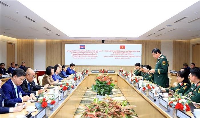Chủ tịch Quốc hội Campuchia Samdech Khuon Sudary thăm Tập đoàn Công nghệ viễn thông Quân đội Viettel. Ảnh: Tuấn Anh/TTXVN